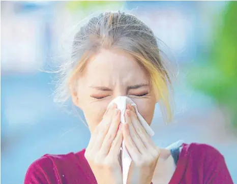  ?? FOTO: ROLF KREMMING/ IMAGO IMAGES ?? Husten, Schnupfen, Heiserkeit – gegen Erkältunge­n lässt sich vorbeugen.