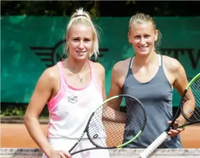  ?? FOTO KOEN FASSEUR ?? Axana Mareen (links) en Elyne Boeykens voor ze op TC Gym in Schoten aan hun finale begonnen. Boeykens haalde het in twee sets.