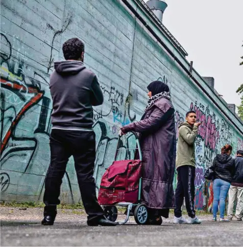  ?? (DAVID WAGNIÈRES POUR LE TEMPS) ?? Le samedi 2 mai, à Genève, ils étaient des centaines à faire la queue à la patinoire des Vernets, pour recevoir des vivres.