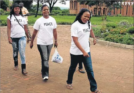  ?? GOVATI NYIRENDA / AFP ?? Contra la intransige­ncia. Mujeres con camisetas en las que se lee “paz” acudiendo a una sentada en Blantyre, ayer. Incluso ministros y líderes religiosos participar­on en una marcha