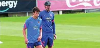  ?? EFE ?? Simeone y Joao Félix, en el último entrenamie­nto del Atlético