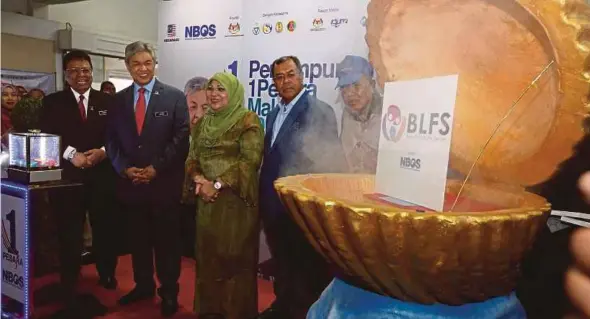  ??  ?? (From left) Public Service Department director-general Datuk Seri Zainal Rahim Seman, Deputy Prime Minister Datuk Seri Dr Ahmad Zahid Hamidi, Women, Family and Community Developmen­t Minister Datuk Seri Rohani Abdul Karim, Malaysian Government...