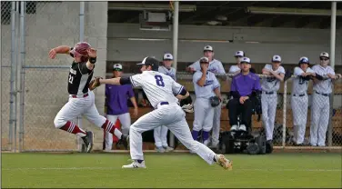  ?? Terrance Armstard/News-Times ?? You're out: El Dorado's Daniel Johnson tags out Texarkana's Wren Williams during their game Thursday at the El Dorado-Union County Recreation Complex. Texarkana topped El Dorado 6-5.