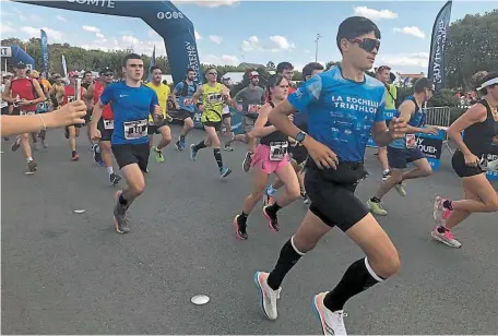  ?? | PHOTO : OUEST-FRANCE ?? Départ des 15 et des 24 kilomètres du Trail de la Renaissanc­e organisé hier à Fontenay-le-Comte.