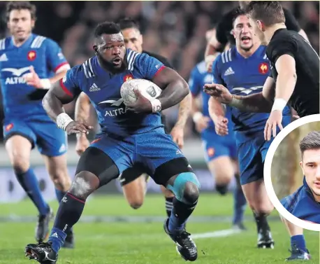  ?? Dany Priso charge sous le regard de Camilel Chat : ces deux derniers furent les meilleurs Bleus sur la pelouse samedi. Yoann Maestri (en haut à droite) a réussi son retour, Maxime Médard non ! Photos Iconsport ??