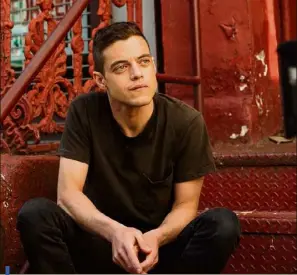  ??  ?? Rami Malek a remporté, le 18 septembre à Los Angeles, le prix du meilleur premier rôle masculin aux Emmy Awards pour sa prestation dans Mr. Robot.