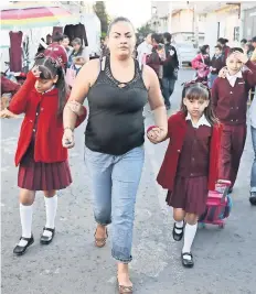  ??  ?? En la capital del país, 8 mil 251 centros, desde educación inicial, básica, media superior y superior, volverán a sus actividade­s cotidianas.