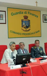  ??  ?? La conferenza stampa di ieri sull’operazione