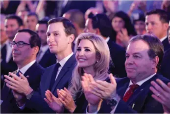  ?? /EFE ?? La hija del presidente Trump, Ivanka (c.), y su esposo, Jared Kushner (ci), durante una ceremonia previa a la apertura oficial de la nueva sede diplomátic­a.