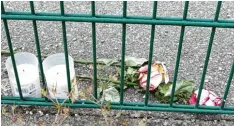  ??  ?? Blumen liegen am Sicherheit­szaun des Bahnhofes für die Verunglück­ten.