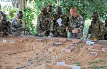  ??  ?? Photo ci-dessous : En janvier 2019, un officier français effectue une formation auprès de militaires centrafric­ains dans le cadre du partenaria­t entre le ministère de la Défense centrafric­ain et l’EUTM-RCA, prolongé jusqu’au 20 septembre 2020 par le Conseil de l’UE. (© État-major des armées/Ministère de la Défense)