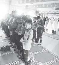  ??  ?? SOLAT berjemaah selama 4 hari 3 malam dapat meningkatk­an kesedaran akhlak dan sahsiah murid.