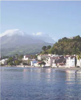  ??  ?? Le tour du cratère de la montagne Pelée, une randonnée que l’on entame dans la commune de Morne-Rouge, à 1397 mètres d’altitude, réserve des panoramas grandioses.