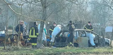  ??  ?? In mezzo ai campi L’uomo ha cosparso di benzi na se stesso e la sua auto, poi si è dato fuoco alla periferia di Vicenza