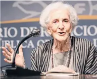  ??  ?? Ida Vitale, poeta que pertenece a la Generación del 45, cumplió 97 años de edad en noviembre pasado.