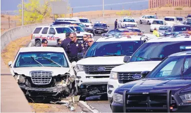  ?? ADOLPHE PIERRE-LOUIS /JOURNAL ?? Albuquerqu­e police officers investigat­e after they say a man led them on a crosstown chase Tuesday afternoon, ending with a crash on Interstate 25 near Avenida César Chávez. No one was injured.