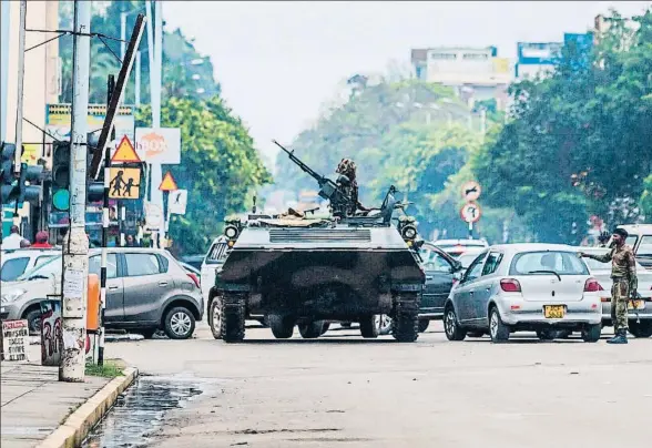  ?? JEKESAI NJIKIZANA / AFP ?? La presencia del ejército en las calles de Harare fue discreta y ayudó a salvaguard­ar el orden público