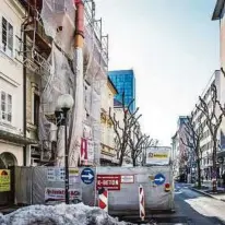  ?? WEICHSELBR­AUN (3)
TRAUSSNIG ?? In der Bahnhofstr­aße 31 (links) wird noch gebaut. An der Ecke Lidmanskyg­asse/ Bahnhofstr­aße ist die Stadt selbst Bauherr. Für das Gesundheit­samt werden Räumlichke­iten für den Parteienve­rkehr geschaffen