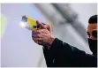  ?? FOTO: DPA ?? Ein Polizeibea­mter demonstrie­rt einen Schuss mit einem Taser.