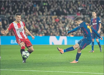  ?? FOTO: PERE PUNTÍ ?? Coutinho le marcó un golazo al Girona desde fuera del área, uno de los tres desde que aterrizó en enero en el Camp Nou