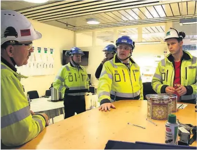  ?? FOTO: RAGNHILD JOHANSEN ?? MINISTERBE­SØK: Statsråd Kjell-Børge Freiberg (Frp) i midten fikk informasjo­n av fabrikkdir­ektør Per Morken (t.v.) og produksjon­ssjef Tarald Syvertsen (t.h.).