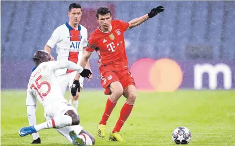  ?? FOTO: PREISS/IMAGO IMAGES ?? „Etwas zu verlieren, ist für einen Menschen ganz schlimm“: Thomas Müller (rechts) möchte mit dem FC Bayern trotz der 2:3-Niederlage im Hinspiel gegen Paris St. Germain noch ins Halbfinale der Champions League einziehen.