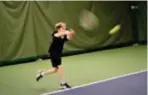  ?? FOTO: ANTON KYHLBÄCK ?? Fredrik Åman här med en stark forehand på Danderyds tennisklub­b under lovet.