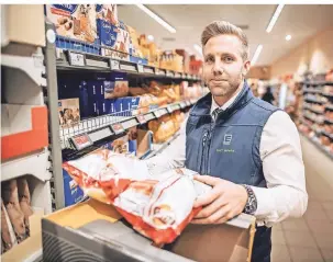  ?? FOTO: ANDREAS ENDERMANN ?? Yannic Weeke, Edeka-Marktleite­r in Korschenbr­oich, und sein Team kommen mit dem Nachräumen kaum nach und müssen etwa Hamsterkäu­fe von 90 Litern Milch unterbinde­n.