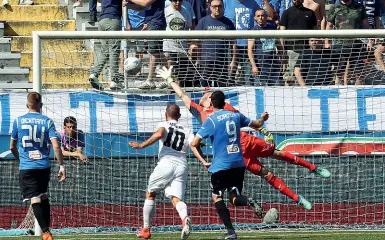 ?? Al Piola ?? Il primo gol di Marsura per l’1-1, Cernuto in contrasto su un avversario e la festa veneziana dopo il 3-1