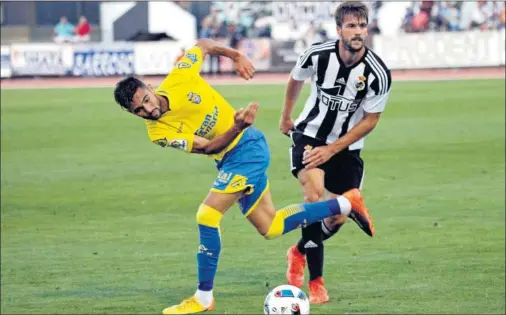  ??  ?? SUFRIDO. Benito pelea un balón contra un rival en un partido complicado, en el que los locales se mostraron mejores.