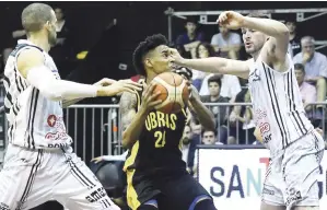  ?? FUENTE EXTERNA ?? Víctor Liz está en una gran temporada con el equipo de Obras Basket en Argentina.