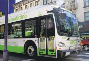  ?? JOSHUA EMERSON SMITH U-T ?? Los nuevos autobuses de cero emisiones de Metropolit­an Transit System, los primeros del condado de San Diego, han llegado como parte de un proyecto piloto.