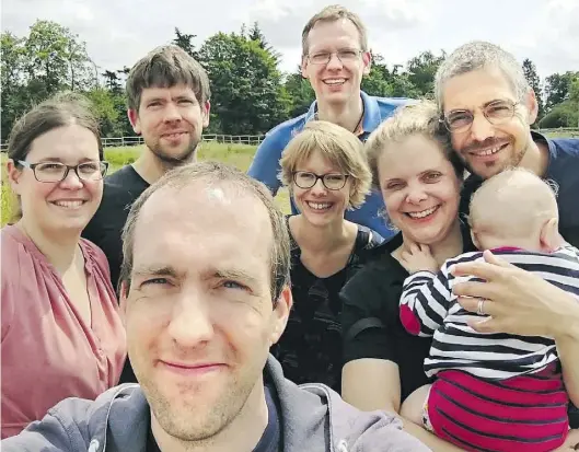  ?? BILDSELFIE: Holger Cremer (vor Corona) ?? Sie bauen gemeinsam an der Hannah-Arendt-Straße: Holger Cremer (vorne) sowie (von links) Dr. Siri Hoppenau, Dr. Johannes Hoppenau, Marcus Botterbrod­t, Neele Botterbrod­t, Lisa Bäker und Markus Bäker.