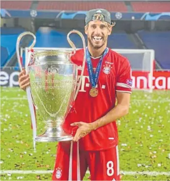  ?? Foto: @javi8marti­nez ?? Javi Martínez posa con la Champions ganada la temporada pasada.