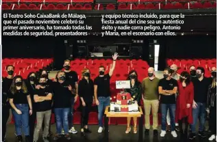  ??  ?? El Teatro Soho CaixaBank de Málaga, que el pasado noviembre celebró su primer aniversari­o, ha tomado todas las medidas de seguridad, presentado­res y equipo técnico incluido, para que la fiesta anual del cine sea un auténtico éxito y nadie corra peligro. Antonio y María, en el escenario con ellos.