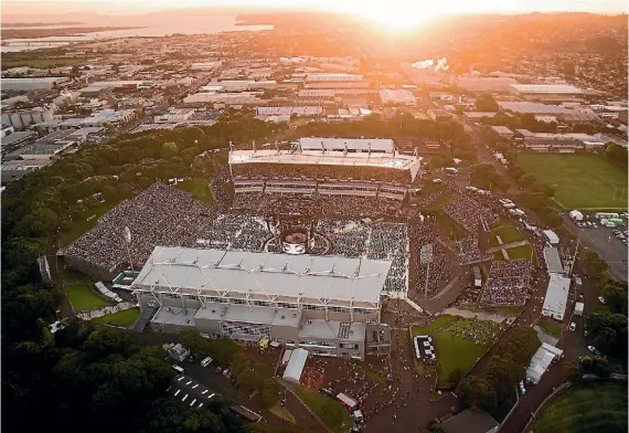  ?? MCKEEN CHRIS ?? Adele made good use of Mt Smart Stadium.