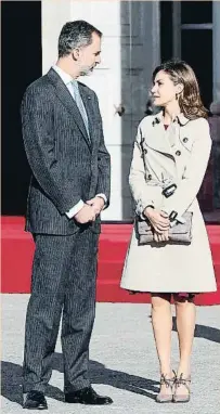  ?? CHEMA MOYA / EFE ?? FELIPE Y LETIZIA. El presidente de Israel y su esposa han visitado España esta semana. Letizia acudió a la ceremonia de bienvenida oficial luciendo una gabardina.