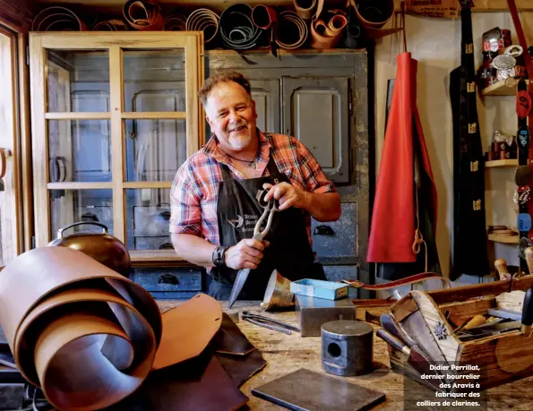  ??  ?? Didier Perrillat, dernier bourrelier des Aravis à fabriquer des colliers de clarines.