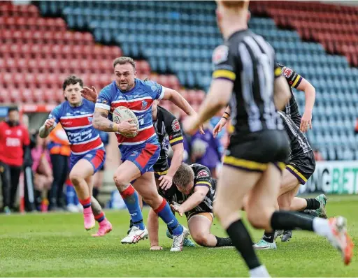  ?? Jackie Meredith ?? ●●Connor Ratcliffe drives forward for Hornets against Newcastle Thunder