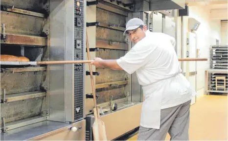  ?? FOTOS: KATRIN BÖLSTLER ?? Ahmad Abazid arbeitet bei der Bäckerei Usenbenz in der Backstube. Seine Schicht fängt jeden Tag um halb drei Uhr morgens an.