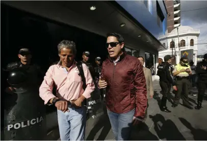  ?? FOTO: TT-AP/DOLORES OCHOA ?? Den misstänkte­s advokat, Carlos Soria till höger.