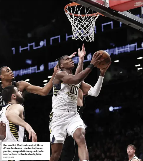  ?? PHOTO AFP ?? AGENCE QMI | Victimes d’un très mauvais début de match, les Pacers de l’Indiana se sont inclinés 116 à 109 face aux Nets de Brooklyn, hier soir, au Barclays Center.
Bennedict Mathurin est victime d’une faute sur une tentative au panier, au quatrième quart de la rencontre contre les Nets, hier.