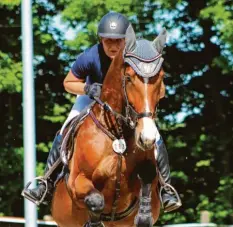  ?? Archivfoto: Anna Schmid ?? 2019 messen sich die Springreit­er (hier Christiane Brandl auf Saluna) wieder auf Gut Sedlhof in Großhausen.