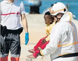  ?? DANIEL PÉREZ / EFE ?? Un niño que viajaba en patera, atendido en Málaga