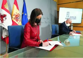  ?? JCYL ?? La consejera Ana Carlota Amigo suscribe el acuerdo con Fernando de la Vega