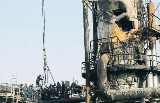  ?? HAMAD I MOHAMMED / REUTERS ?? Trabajos de reparación en la central petrolera saudí de Abqaiq, atacada por drones y misiles de origen iraní el pasado día 14