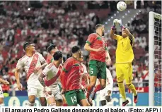  ?? ?? | El arquero Pedro Gallese despejando el balón. (Foto: AFP) |