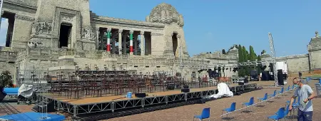  ??  ?? Il palco
È in fase avanzata il montaggio della struttura davanti alla facciata del cimitero