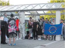  ?? FOTO: MAXIMILIAN KROH ?? Rund 60 Demonstran­ten haben sich am Mittwochab­end vor dem Kulturund Kongressze­ntrum in Weingarten versammelt.