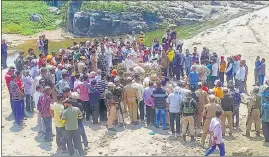  ?? PTI ?? Family members and relatives of Ranjit Singh, who was killed in a grenade attack inside a wine shop in Baramulla on Tuesday, cremating his body in Rajouri on Wednesday.